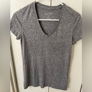 Universal thread gray vneck t-shirt